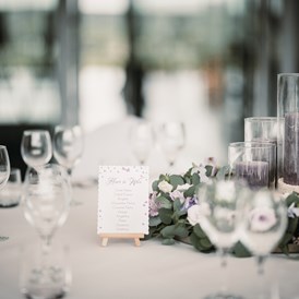 Hochzeitslocation: Eine stylisch gedeckte Hochzeitstafel im Weingut Leo Hillinger. - WEINGUT LEO HILLINGER