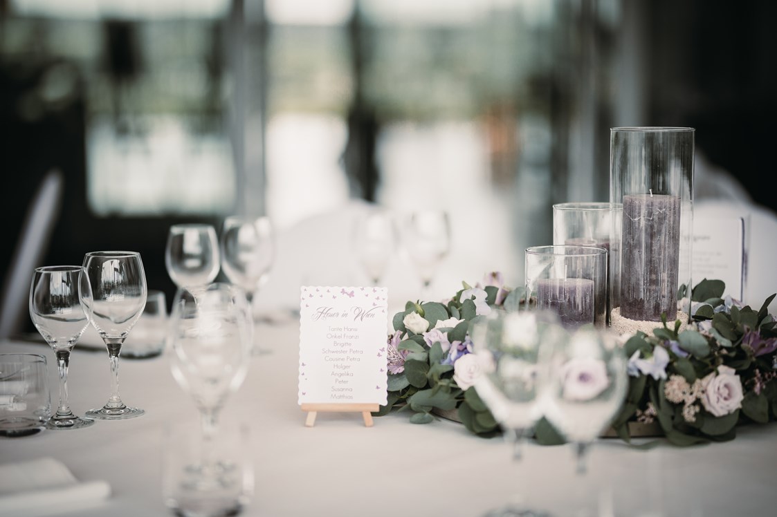 Hochzeitslocation: Eine stylisch gedeckte Hochzeitstafel im Weingut Leo Hillinger. - WEINGUT LEO HILLINGER