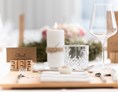 Hochzeitslocation: Tischdeko bei einer Hochzeitsfeier im Weingut Leo Hillinger im Burgenland. - WEINGUT LEO HILLINGER