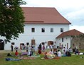 Hochzeitslocation: Hochzeitspicknick im Schlosshof - Schloss Eschelberg