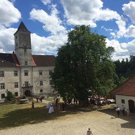 Hochzeitslocation: Der Schlosshof - viel Platz für's Feiern - Schloss Eschelberg