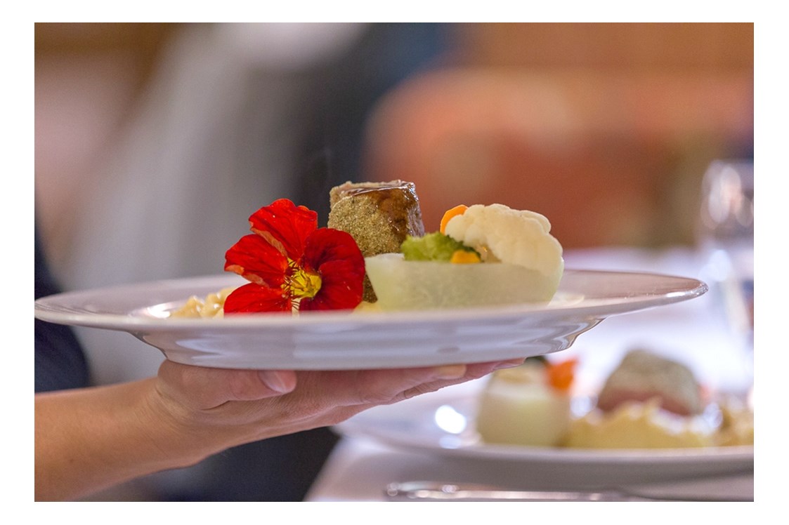 Hochzeitslocation: Hauptgericht - Schweinefiletmedaillons in der Kräuterkruste mit Gemüseschiffchen - Relax- & Vitalhotel Adler