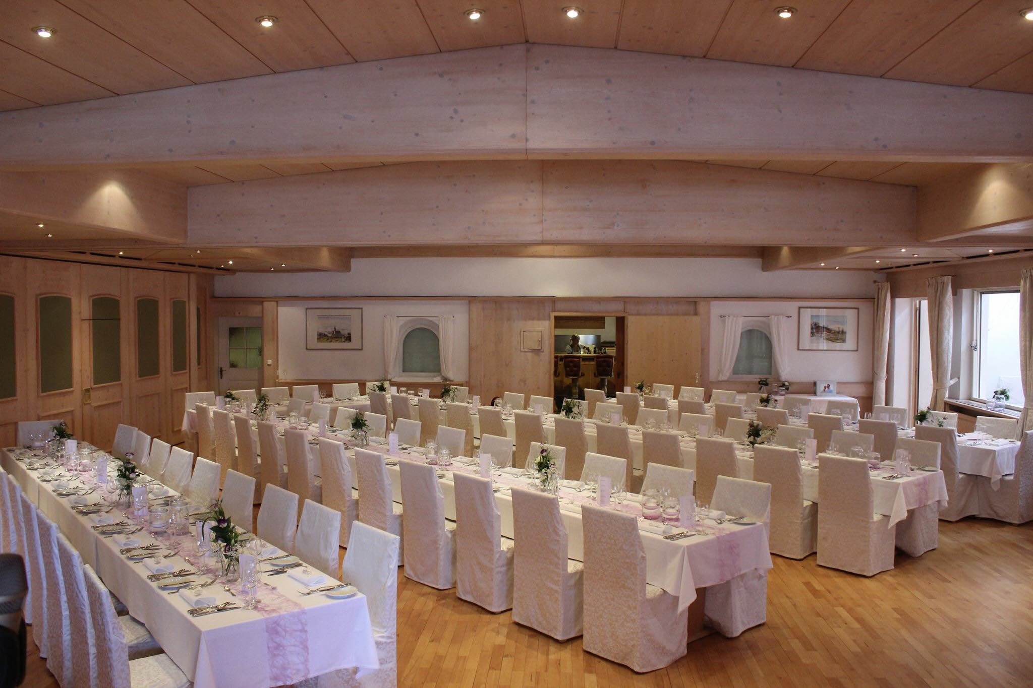 Winterhochzeit - Vorarlberg - Saal mit Hussen - Hotel Krone