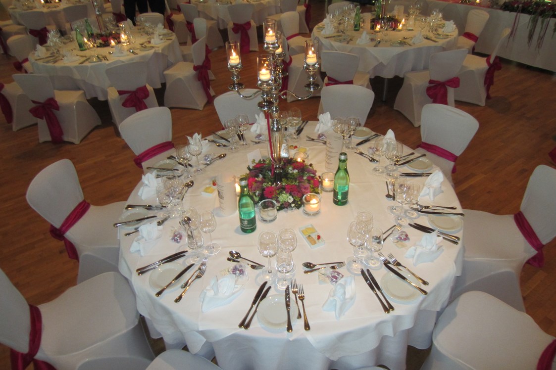 Hochzeitslocation: Runde Tische mit Hussen - Vienna House Martinspark Dornbirn