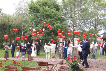 Hochzeitslocation: zur Hochzeit Ballons steigen lassen - Bolter Mühle