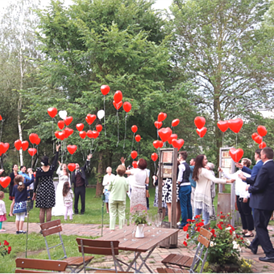 Hochzeitslocation: zur Hochzeit Ballons steigen lassen - Bolter Mühle
