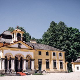 Hochzeitslocation: Haupthaus vom Eherenhof aus - Schloss Neuwartenburg