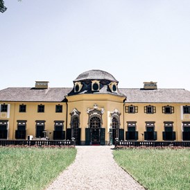 Hochzeitslocation: Lustgarten auf der Rückseite des Schlosses eingebettet in einen englischen Landschaftspark - Schloss Neuwartenburg