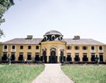 Hochzeitslocation: Lustgarten auf der Rückseite des Schlosses eingebettet in einen englischen Landschaftspark - Schloss Neuwartenburg