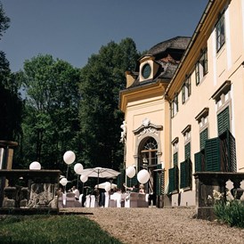 Hochzeitslocation: Geschotterte  Terrasse mit Ballustrade, Stauen und Springbrunnen  - Schloss Neuwartenburg