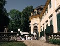 Hochzeitslocation: Geschotterte  Terrasse mit Ballustrade, Stauen und Springbrunnen  - Schloss Neuwartenburg