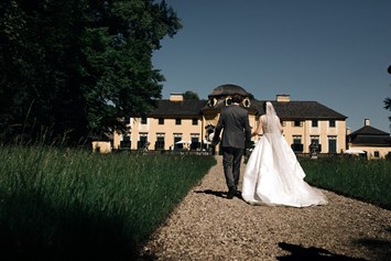 Hochzeitslocation: Glückliches und erleichtertes lustwandeln im Garten - Schloss Neuwartenburg