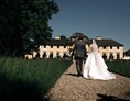 Hochzeitslocation: Glückliches und erleichtertes lustwandeln im Garten - Schloss Neuwartenburg