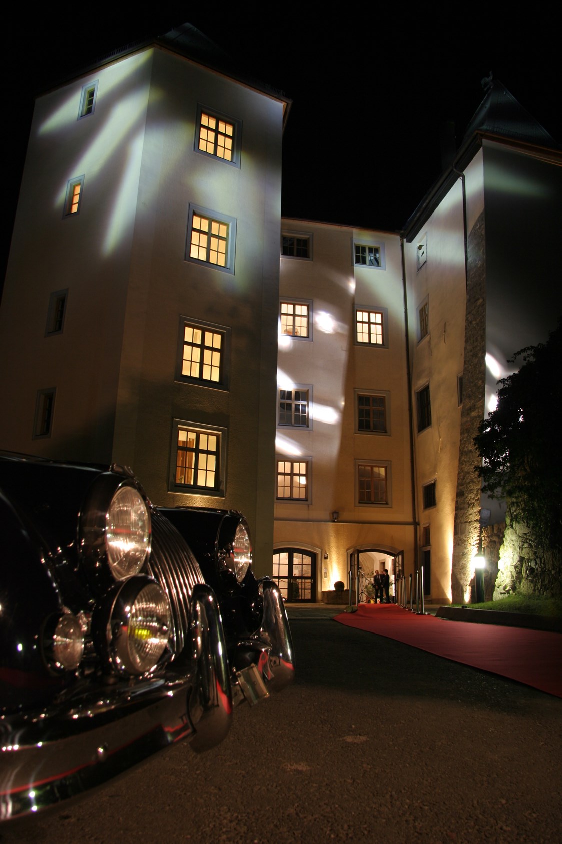 Hochzeitslocation: Schloss mit Schlosshof stimmungsvoll beleuchtet - Schloss Steyregg