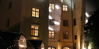 Winterhochzeit - Neumarkt im Mühlkreis - Schloss mit Schlosshof stimmungsvoll beleuchtet - Schloss Steyregg