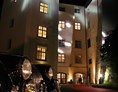 Hochzeitslocation: Schloss mit Schlosshof stimmungsvoll beleuchtet - Schloss Steyregg