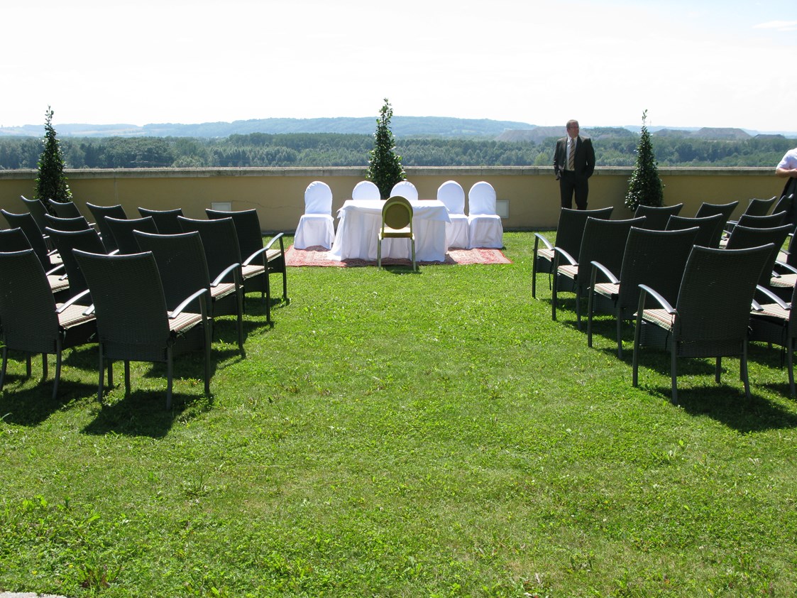 Hochzeitslocation: Trauung im Arkadengarten mit Blick nach Süden - Schloss Steyregg