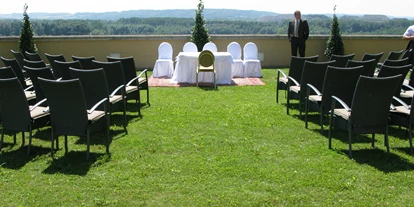 Winterhochzeit - Neumarkt im Mühlkreis - Trauung im Arkadengarten mit Blick nach Süden - Schloss Steyregg