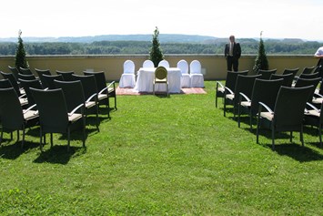 Hochzeitslocation: Trauung im Arkadengarten mit Blick nach Süden - Schloss Steyregg