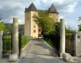 Hochzeitslocation: Blick vom Schlosstor zum Schloss - Schloss Steyregg