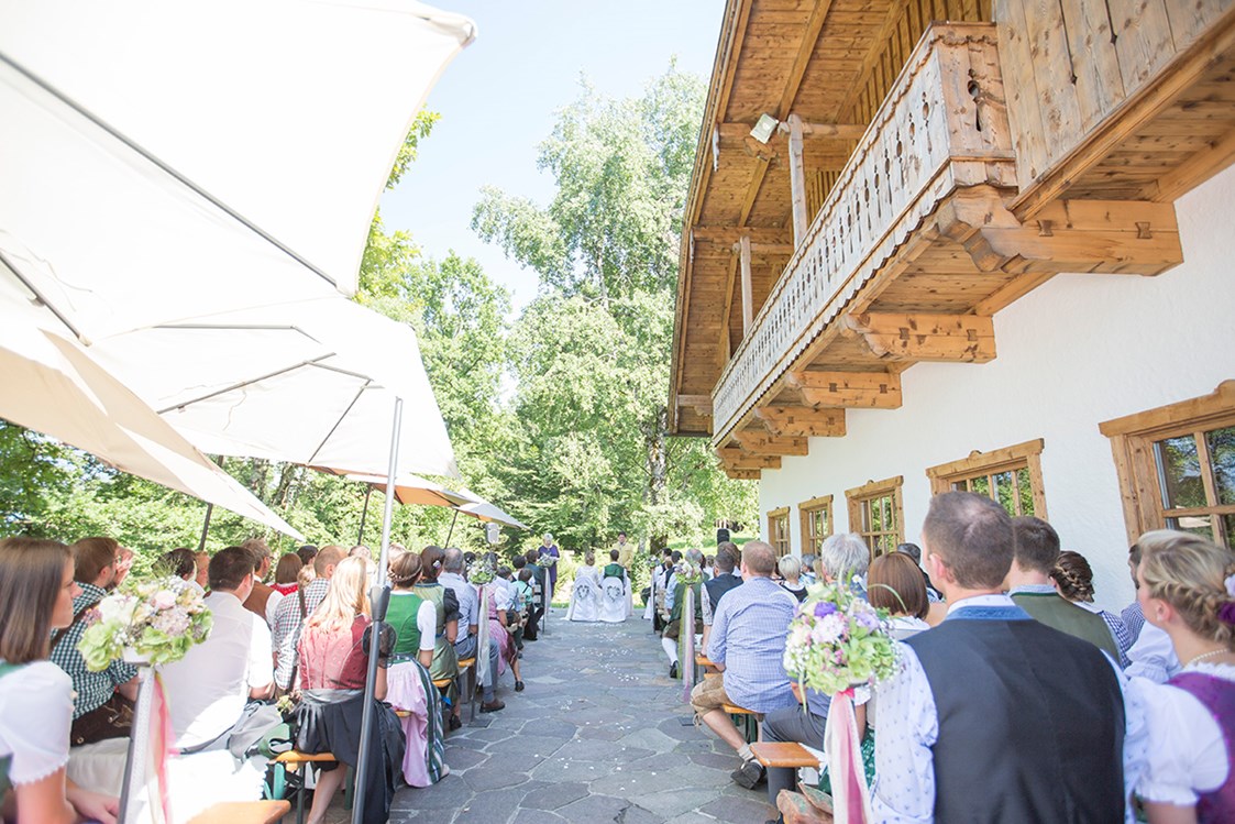 Hochzeitslocation: Eheschließung im Freien im Laimer Urschlag in Strobl.
Foto © sandragehmair.com - Laimer-Urschlag