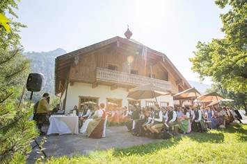Hochzeitslocation: Eheschließung im Freien im Laimer Urschlag in Strobl.
Foto © sandragehmair.com - Laimer-Urschlag