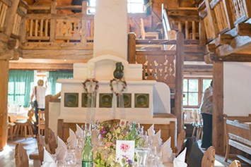 Hochzeitslocation: Heiraten im Laimer Urschlag - der größten Bauernstube in den Alpen.
Foto © sandragehmair.com - Laimer-Urschlag