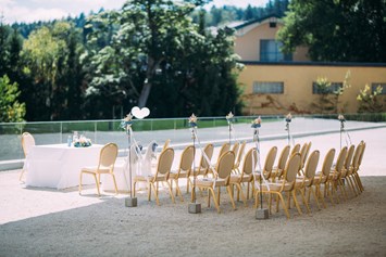 Hochzeitslocation: Eine Trauung im Freien auf Schlosshotel Velden. - Falkensteiner Schlosshotel Velden