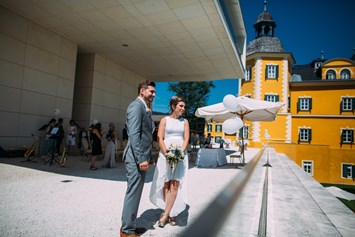 Hochzeitslocation: Das Brautpaar vor dem Schlosshotel. - Falkensteiner Schlosshotel Velden