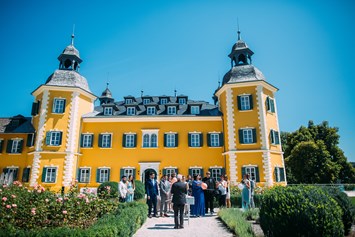 Hochzeitslocation: Fotoshooting mit der Hochzeitsgesellschaft auf Schlosshotel Velden. - Falkensteiner Schlosshotel Velden