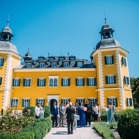 Hochzeitslocation: Fotoshooting mit der Hochzeitsgesellschaft auf Schlosshotel Velden. - Falkensteiner Schlosshotel Velden