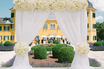 Hochzeitslocation: Eine Trauung im Freien - vor dem Schlosshotel Velden. - Falkensteiner Schlosshotel Velden