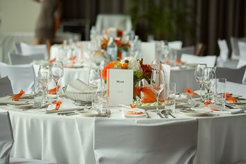 Hochzeitslocation: Die schön gedeckten Tische im Festsaal des Schloss an der Eisenstrasse. - Das Schloss an der Eisenstrasse****