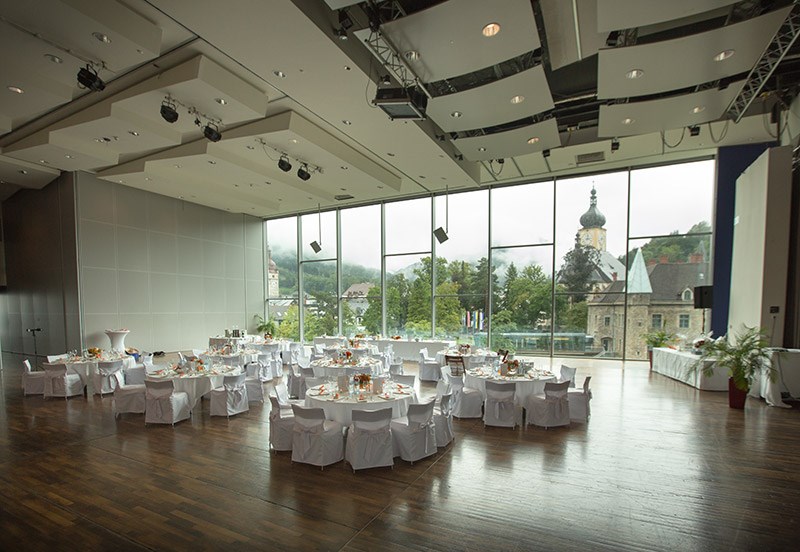 Hochzeitslocation: Unser Festsaal mit der großen Glasfront und dem herrlichen Ausblick. - Das Schloss an der Eisenstrasse****
