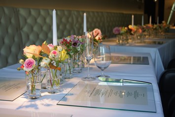 Hochzeitslocation: Hochzeitstafel im 2-Hauben gekrönten "Das kleine Restaurant" - Hotel Warmbaderhof *****