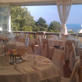 Hochzeitslocation: Rundbestuhlung auf der Terrasse mit Blickrichtung Wien - Austria Trend Hotel Schloss Wilhelminenberg