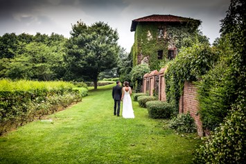 Hochzeitslocation: Das Anwesen ist von 37 Hektar gepflegtem Park land umgeben - GEHEIMTIPP Hochzeit Anwesen im italienischen Piemont