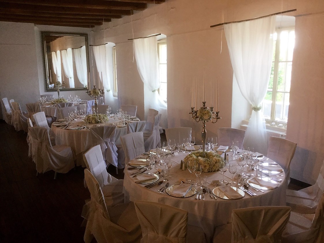 Hochzeitslocation: Runde Tische in allen Größen von 6 bis 12 Personen - Kastell Stegersbach