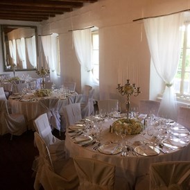 Hochzeitslocation: Runde Tische in allen Größen von 6 bis 12 Personen - Kastell Stegersbach