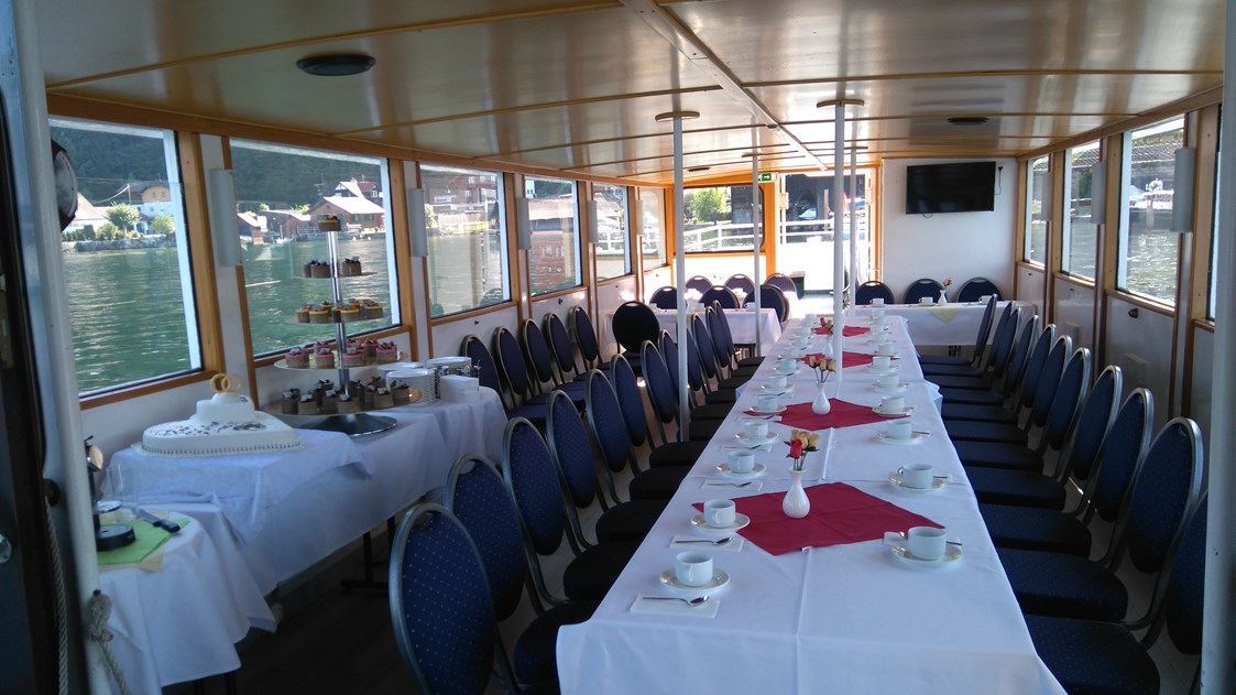 Hochzeitslocation: Tortenanschnitt am Fahrgastschiff "St. Nikolaus" - Schifffahrt Loidl