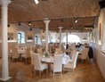 Hochzeitslocation: Der Festsaal bietet viel Platz für Hochzeitsgäste.
 - Der Oberhauser