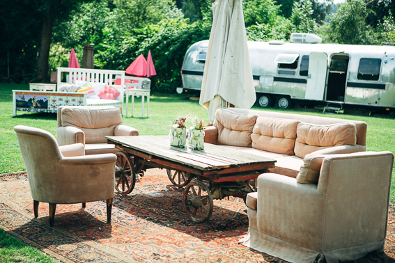 Hochzeitslocation: Großer Loungebereich im Freien. - Stadtflucht Bergmühle