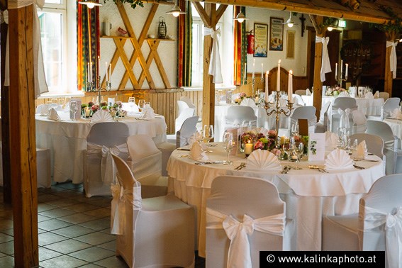 Hochzeitslocation: Hochzeit 20.06.2015
Bei dieser Hochzeit für 80 Personen, wurden ausschließlich runde Tische mit Hussen verwendet. - Gasthof Wösner