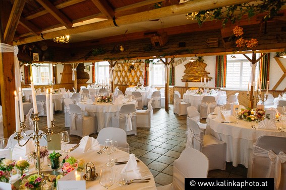 Hochzeitslocation: Hochzeit 20.06.2015
Hier sieht man noch einmal den unteren Saalbereich mit runden Tischen und den Hussen. - Gasthof Wösner