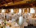 Hochzeitslocation: Hochzeit 20.06.2015
Hier sieht man noch einmal den unteren Saalbereich mit runden Tischen und den Hussen. - Gasthof Wösner