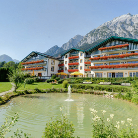 Hochzeitslocation: Berge und Bio-Badeteich - Alpenhotel Speckbacher Hof