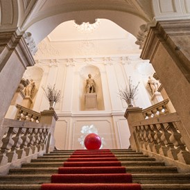 Hochzeitslocation: Die Feststiege im Palais Schönborn-Batthyány in Wien. - Palais Schönborn-Batthyány