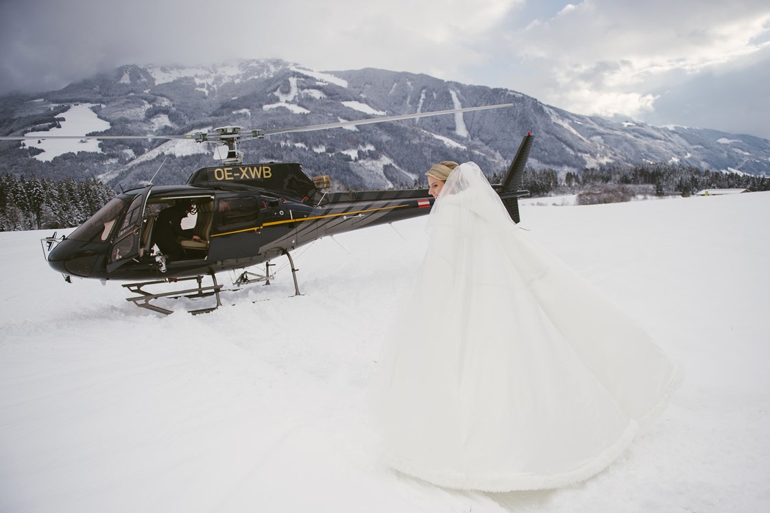 Hochzeitslocation: Im Winter könnt ihr mit der Pferdekutsche oder mit dem Helikopter anreisen. - Schloss Prielau Hotel & Restaurants