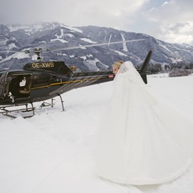 Hochzeitslocation: Im Winter könnt ihr mit der Pferdekutsche oder mit dem Helikopter anreisen. - Schloss Prielau Hotel & Restaurants
