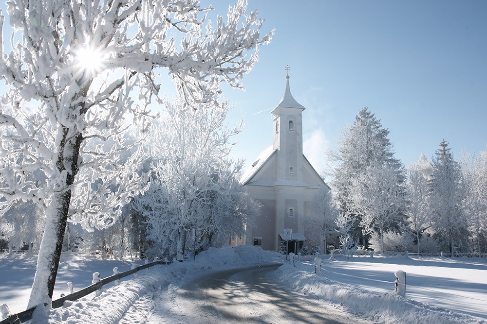 Hochzeitslocation: Prielauer Kirche als Wintertraum - Schloss Prielau Hotel & Restaurants